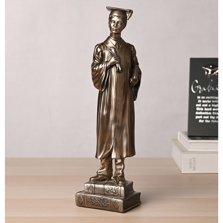 Diák szobor - bronzszínű. Bronz szobor, amely egy végzős diákot ábrázol. Diplomaosztóra, ballagásra, érettségire csodálatos ajándék.