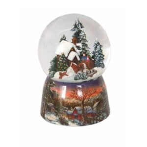 Hógömb - erdei ház. Zenélődobozos porcelán hógömb téli ház és szán jelenettel. A hóval és csillámokkal teli gömb belsejében egy kis hóval borított, fákkal körülvett házikó látható. A ház előtt egy kis feldíszített karácsonyfa áll.