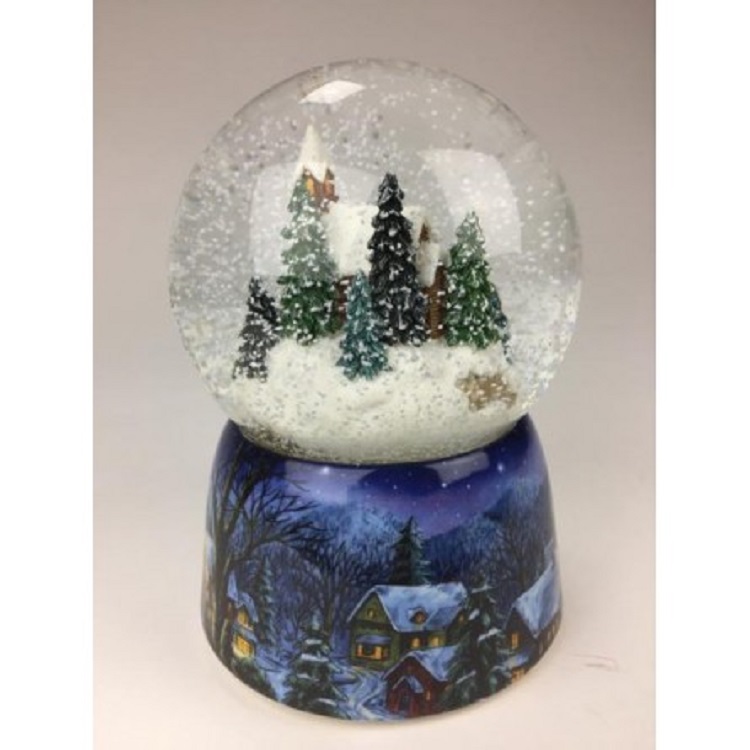 Hógömb-lovas szánnal. Ez a mesebeli hógömb nem csupán egy dekoráció, hanem egy igazi, téli történet, mely életre kel a szobában.