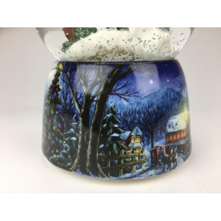 Hógömb-lovas szánnal. Ez a mesebeli hógömb nem csupán egy dekoráció, hanem egy igazi, téli történet, mely életre kel a szobában.