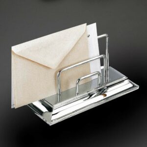 Az M 62-es asztali levéltartó csillogó krómból készült, három különböző nyílással rendelkezik az összes levél rendszerezéséhez.