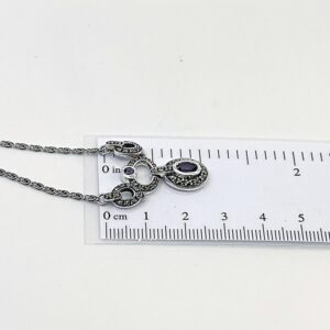 Ezüst nyaklánc - Viktoriánus stílusú. Ez a viktoriánus stílusú markazitból és ametisztből készült nyaklánc finoman kidolgozott, a legmagasabb színvonalon, ezüstből készült.