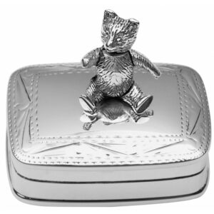 Gravírozható, angol ezüst szelence mozgó macival a tetején.