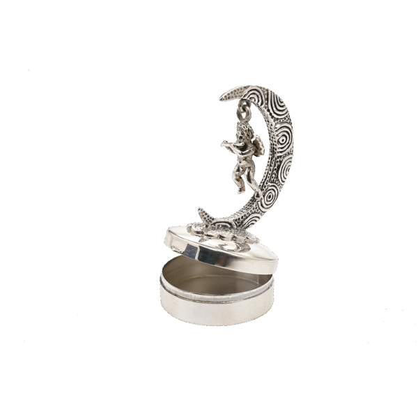 Ezüst fogdoboz - hold és angyal. A dobozka fedelét egy finoman kidolgozott, mesés hold és angyalka motívum díszíti.