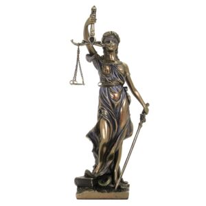 Bronz bevonatú műgyanta Justicia szobor. Ez a részletgazdag, bronz hatású szobor kiváló választás irodákba, jogi környezetbe vagy ajándékként jogászok, ügyvédek, bírók részére.