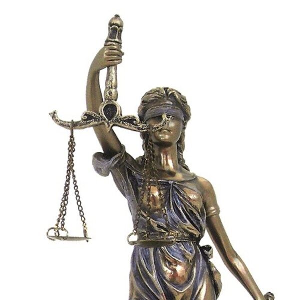 Bronz bevonatú műgyanta Justicia szobor. Ez a részletgazdag, bronz hatású szobor kiváló választás irodákba, jogi környezetbe vagy ajándékként jogászok, ügyvédek, bírók részére.