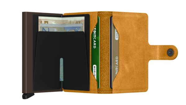 Secrid bankkártyatartó, amely 4-6 kártyát képes befogadni további 4 hellyel a bőrborítóban.