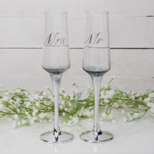 Mr és Mrs mintás galvanizált szárú pezsgőspohár. Tökéletes ajándék esküvőre vagy más neves eseményre.