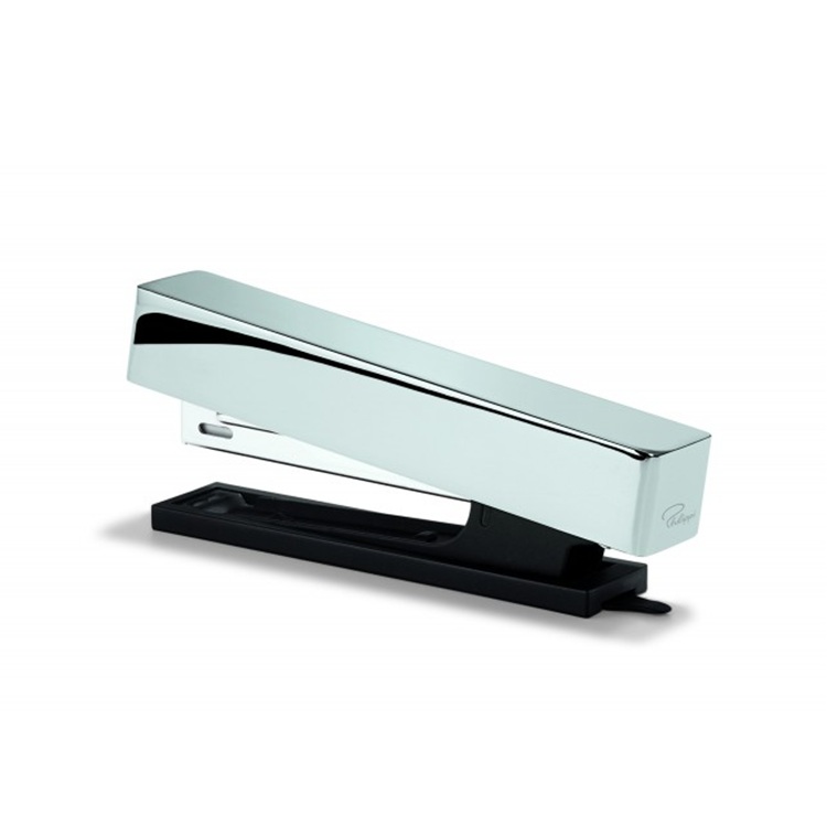 Philippi tűzőgép fényes króm felülettel. Tükörfényes, nikkelezett teste és matt fekete fedele elegáns kontrasztot alkot, ami azonnal feldobja az asztal hangulatát.