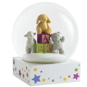 Üveg hógömb három aranyos figurával és betűkkel. Ez a kedves dísztárgy tökéletes választás kisbabák szobájába vagy keresztelői ajándéknak.