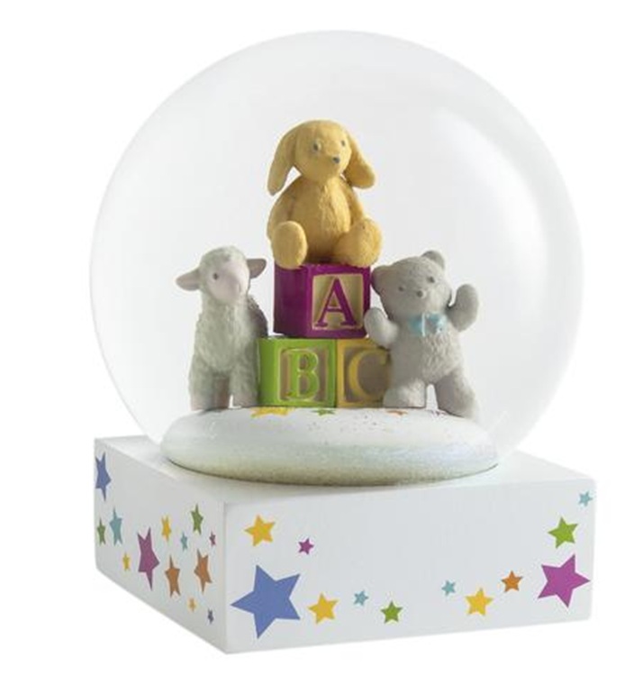 Üveg hógömb három aranyos figurával és betűkkel. Ez a kedves dísztárgy tökéletes választás kisbabák szobájába vagy keresztelői ajándéknak.