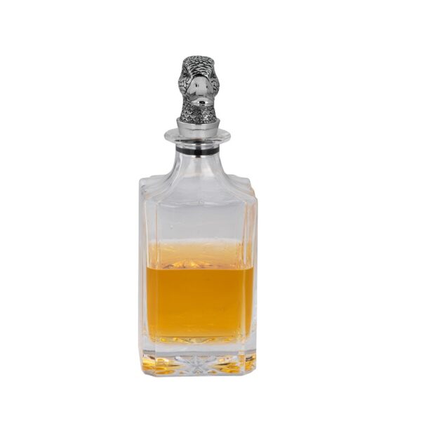 Az üveg szögletes formájú, a hozzátartozó kacsafej alakú dugó krómozott. Elegáns megoldás bármely ital tárolására.