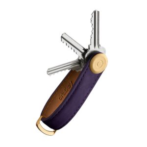 Orbitkey márkájú lila bőr kulcstartó, a kulcsok rendezett tárolására.
