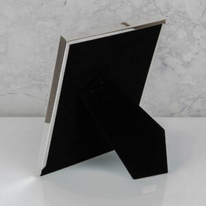 Széles ezüstözött képkeret. Mérete: 10x15 cm Anyaga: ezüstözött fém