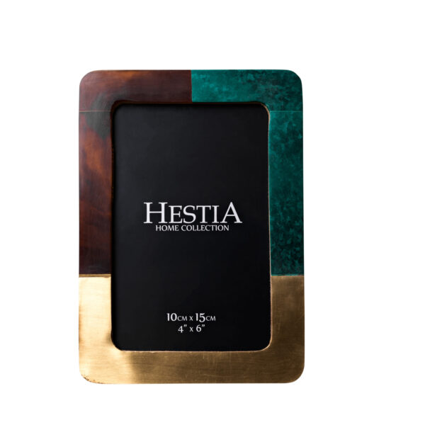 10 x 15 cm-es Hestia zöld, barna és arany gyanta képkeret. Gyönyörű, egyedi képkeret, három különböző felület kombinációjával. A HESTIA® Global Artisan kollekcióból - vigyen egy kis egzotikumot otthonába.