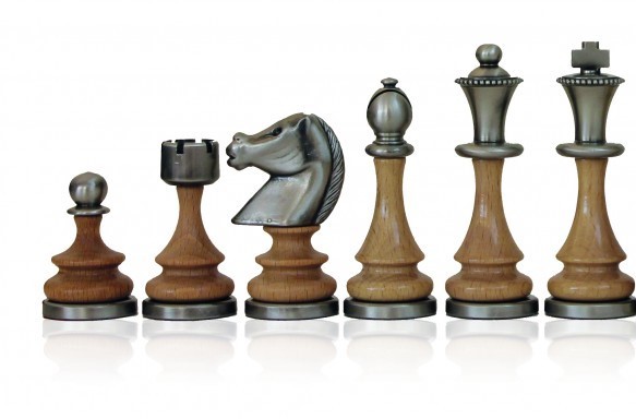 Barna klasszikus valódi bőr sakktábla tömör sárgaréz és fa bábukkal. 