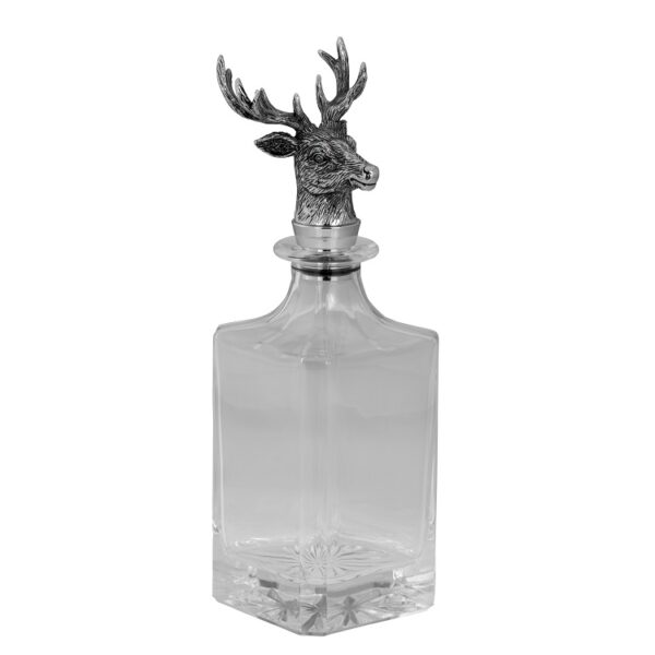 Az üveg szögletes formájú, a hozzátartozó szarvasfej alakú dugó krómozott. Elegáns megoldás bármely ital tárolására.