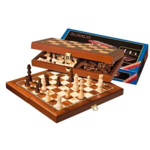 Mágneses, intarziás fa utazó sakkszett, mely nemcsak kiváló játékélményt nyújt, hanem dísztárgyként is megállja a helyét.