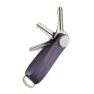 Orbitkey márkájú lila kulcstartó, a kulcsok rendezett tárolására.