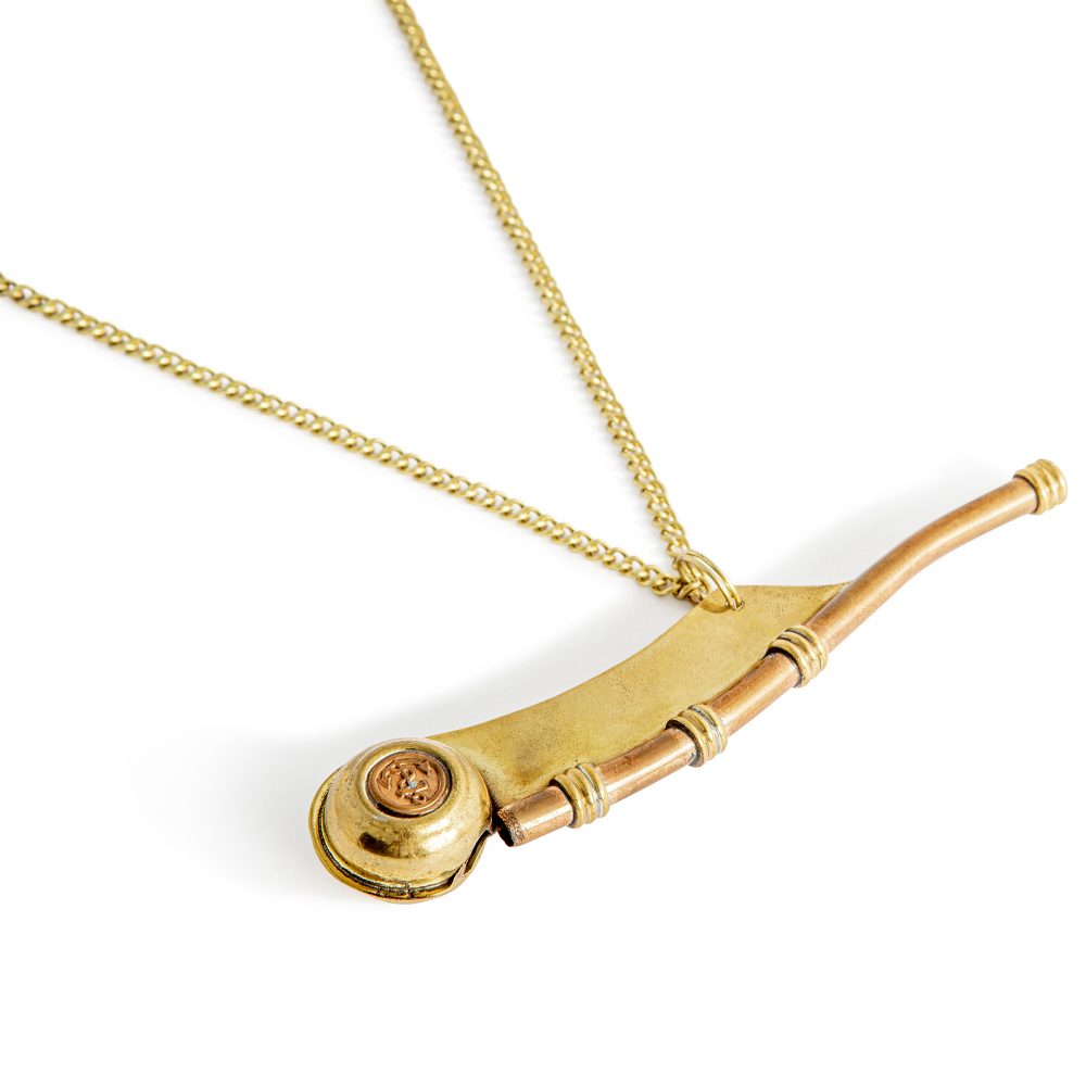 Arany, polírozott klasszikus kapitány síp, eredeti alakjában az Authentic Modelstől.