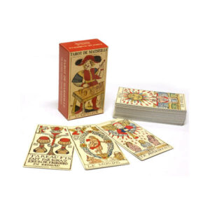 Piatnik Marseille Tarot exklúzív jóskártya. Ha szeretné tudni, hogy mi vár rá, ne hagyja ki, tanulja meg értelmezni a kártyákat. Ezek az különlegesen illusztrált kártyák megkönnyítik a tanulást. A modern pakli 78 kártyából áll, két alapcsoportban, az úgynevezett Nagy Arcana – 22 kártya és a Kis Arcana – 56 kártya.