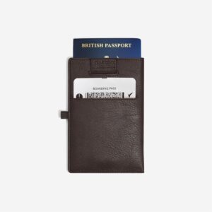 Tartsa biztonságos helyen útleveleit utazása során ebben a fekete Stackers útlevéltartóban. Mindennek megvan a maga helye ebben a praktikus tartóban, az útlevéltől, a beszálló kártyáig, sőt még a tollának is. Férfiak számára tökéletes barna színben.