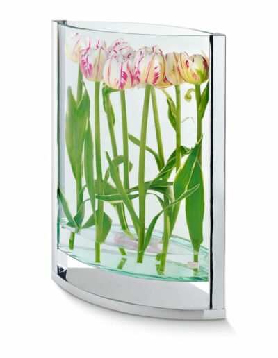 Ez a DECADE váza nyitott számos ötletre, szereti a földtől kissé megemelt virágokat exkluzív módon bemutatni. Szívesen használják dupla képkeretként is, virágokkal vagy kagylókkal díszítve.