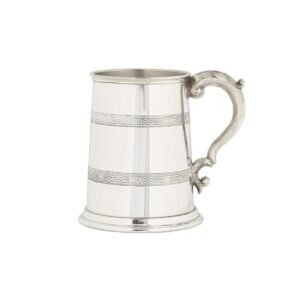 A legfinomabb kézzel készített ón korsó, tökéletes kiegészítője lehet bármely otthoni bárnak, gyűjteménynek vagy ajándékként különleges alkalmakra.