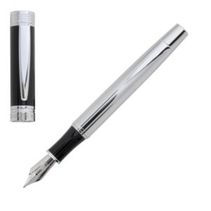 A ZOOM tollcsalád a CERRUTI 1881 tollak ikonikus darabja. A Zoom mérnöki precizítással kialakított toll, az egyensúlyozottsága tökéletes. A tolltest króm -, a kupak fekete színű.