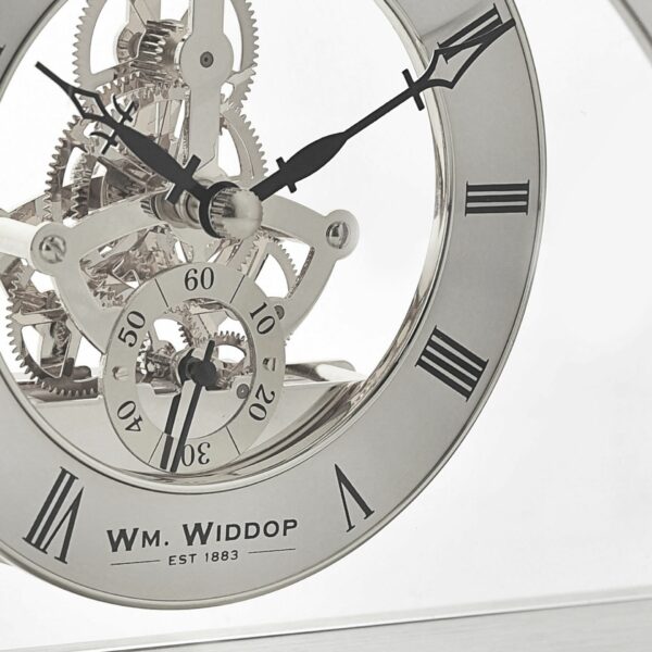 Stílusos és korszerű, csiszolt ezüst alumíniumból készült, íves kandalló óra "lebegő" számlapú, átlátszó szerkezetű órával