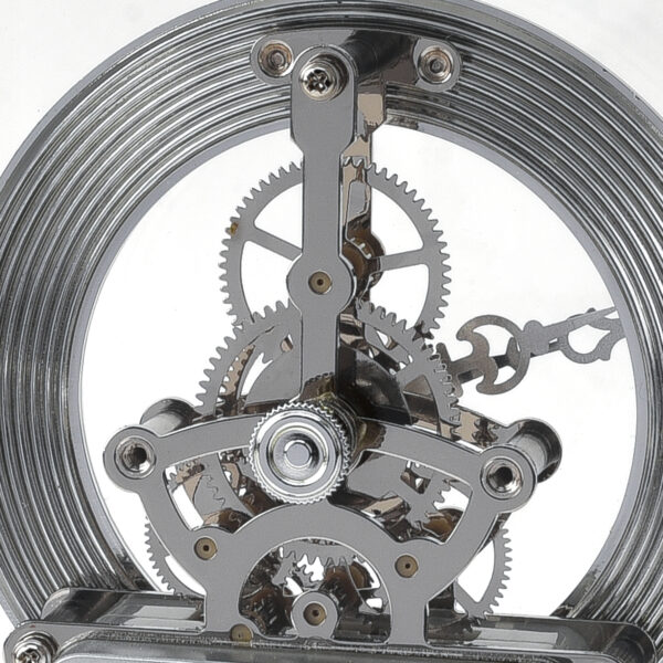 Stílusos és modern, csiszolt és polírozott ezüst alumíniumból készült óra "lebegő" számlapokkal.