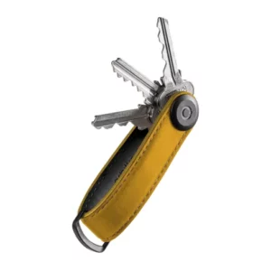Orbitkey márkájú mustársárga bőr kulcstartó, a kulcsok rendezett tárolására.