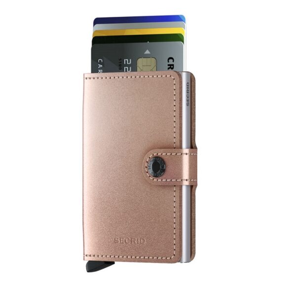 SECRID 6 lapos bőr bankkártyatartó. A Miniwallet Metallic egy speciális csillogó bevonattal készül, amely egyedi módon töri meg a fényt.