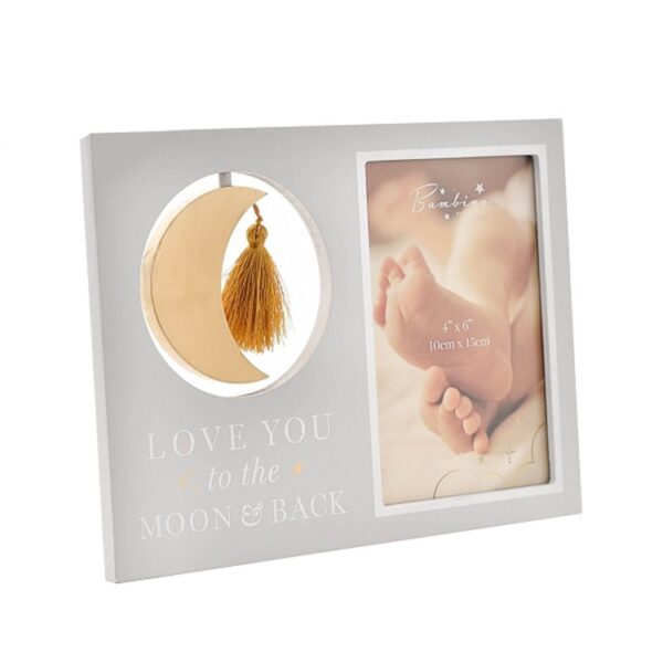 A fából készült, téglalap alakú keret szürke kivitelű, ezüstszínű "Love you to the moon & back" felirattal és egy beágyazott, lógó aranyszínű fémholddal, hozzá illő bojtokkal.