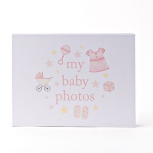 Hello Baby fotóalbum. A bájos rajzos dizájn és az album pasztellrózsaszín árnyalatai ideális ajándékot jelentenek minden olyan barátnak és családtagnak, akinek baba érkezett az életébe.