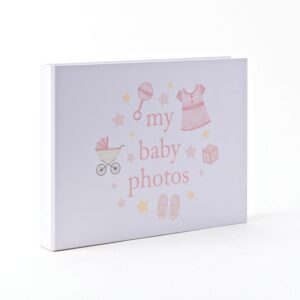 Hello Baby fotóalbum. A bájos rajzos dizájn és az album pasztellrózsaszín árnyalatai ideális ajándékot jelentenek minden olyan barátnak és családtagnak, akinek baba érkezett az életébe.