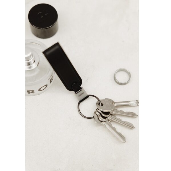 Orbitkey Loop  márkájú fekete bőr kulcstartó, a kulcsok rendezett tárolására.
