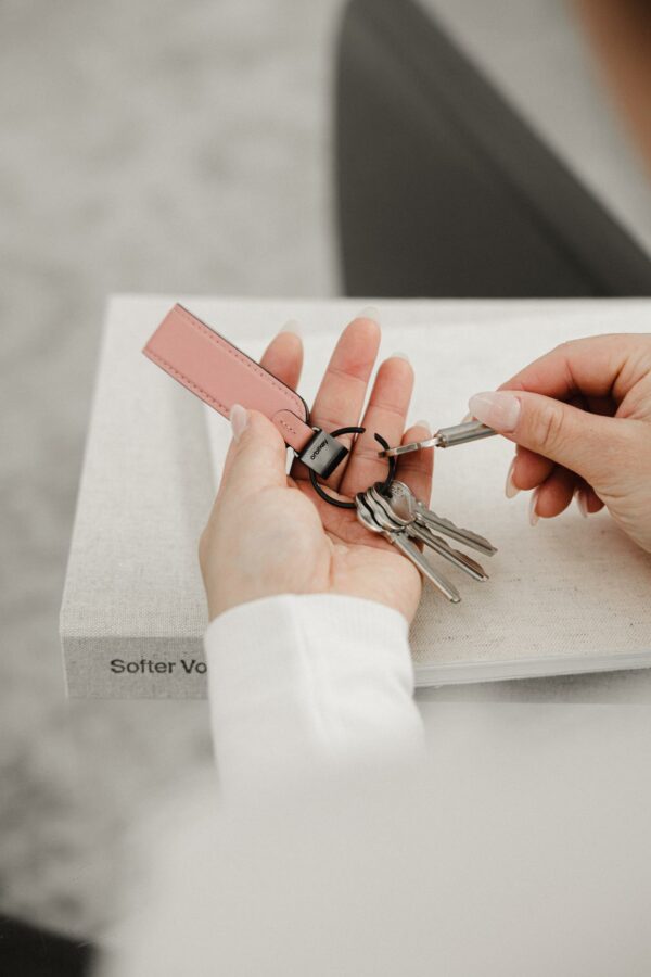 Orbitkey Loop  márkájú rózsaszín bőr kulcstartó, a kulcsok rendezett tárolására.