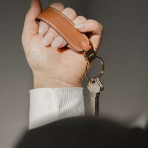 Orbitkey Loop márkájú barna bőr kulcstartó, a kulcsok rendezett tárolására.