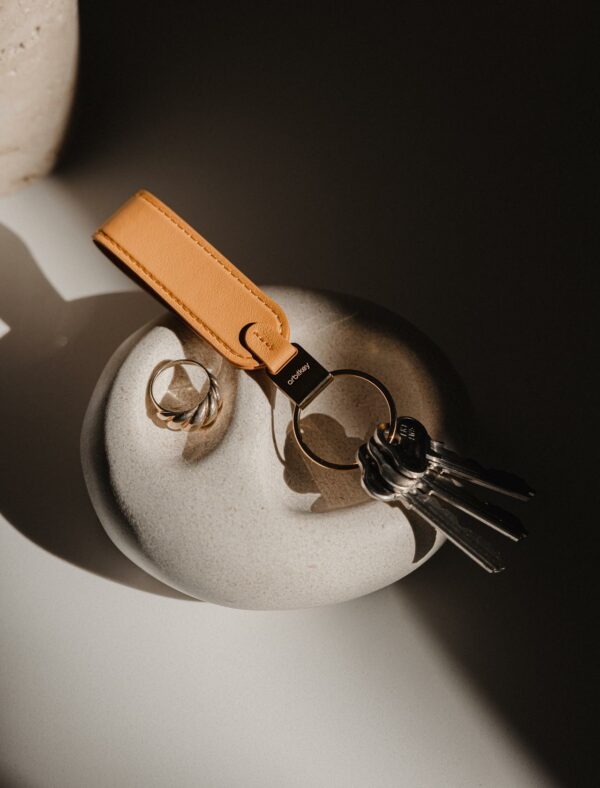 Orbitkey Loop  márkájú narancssárga bőr kulcstartó, a kulcsok rendezett tárolására.