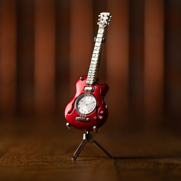 Piros gitár miniatűr óra a WILLIAM WIDDOP®-tól.