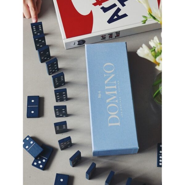 A Printworks által készített Domino Classic játék 28 darabból áll. Az általános design a kék árnyalataiban pompázik.