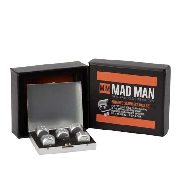  A Mad Man Silver Sett öt darab csiszolt rozsdamentes kockát tartalmaz. A kockákat biztonságban tarthatja a hozzá illő, felnyitható tokban. Tökéletes játék utazáshoz is. Mérete: 3,5 x 10,5 x 9,5 cm
