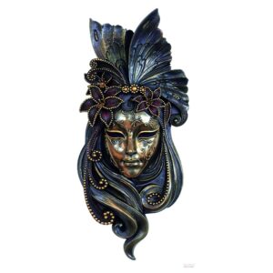 Bronzozott gyanta szobor kézzel készítve minden egyes részletében. Ezt a klasszikus velencei maszkot gyönyörű olasz liliomok díszítik mindenütt, amelyeket egy hosszú gyöngysor vesz körül.