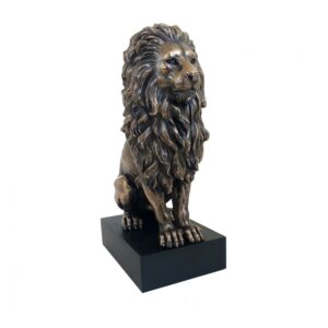 Bronzozott gyanta oroszlán szobor kézzel, minden egyes részletre kiterjedően van kidolgozva.