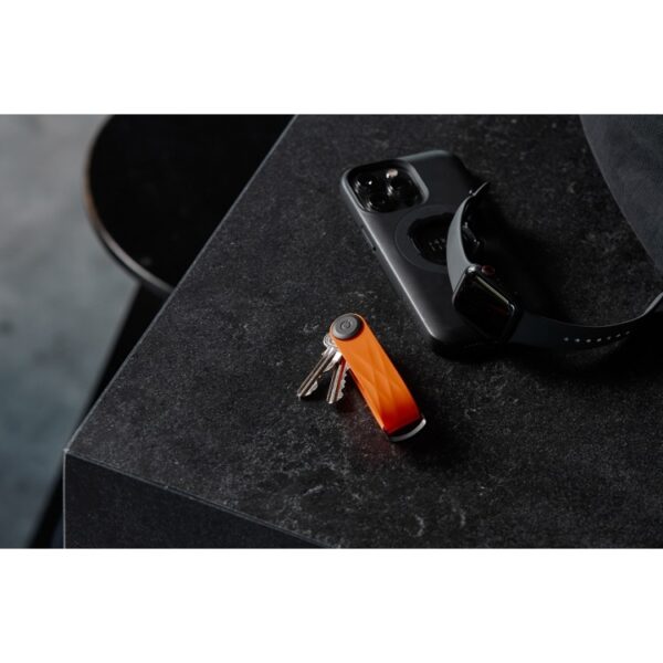 Orbitkey márkájú narancssárga gumiszerű kulcstartó, a kulcsok rendezett tárolására.
