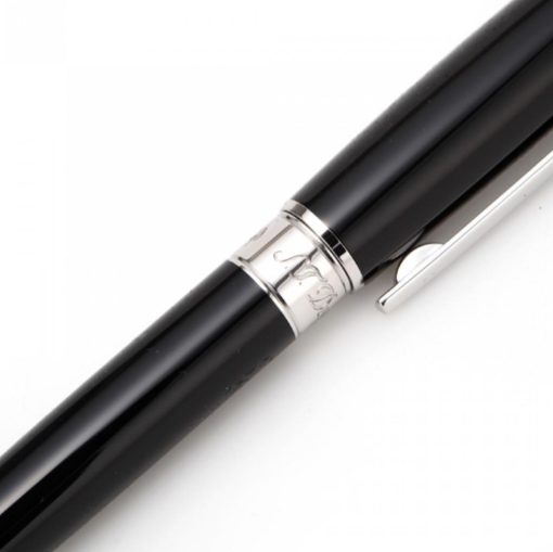S.T. Dupont márkájú Line D Black, lakkozott fekete színű rollerball toll, közepes vonalvastagságú betéttel. Az ívelt forma és a lágy vonalak egyszerű, időtlen eleganciát nyújtanak, garantálva a legjobb minőséget a tartósság érdekeben. 