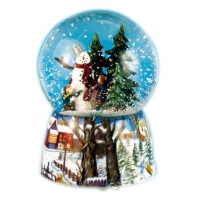 Zenélődoboz hógömb "Hóember". Két téli ruhába öltözött gyermek hóembert épít az erdőben, hófödte fenyőkkel körülvéve.
