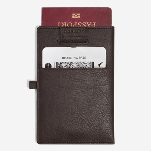 Tartsa biztonságos helyen útleveleit utazása során ebben a fekete Stackers útlevéltartóban. Mindennek megvan a maga helye ebben a praktikus tartóban, az útlevéltől, a beszálló kártyáig, sőt még a tollának is. Férfiak számára tökéletes barna színben.