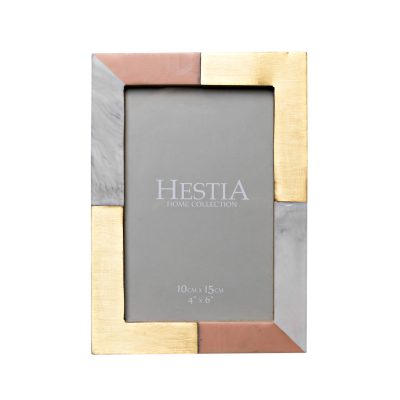 10 x 15 cm-es Hestia rózsaszín, szürke és arany gyanta képkeret. Gyönyörű, egyedi képkeret, három különböző felület kombinációjával. A HESTIA® Global Artisan kollekcióból - vigyen egy kis egzotikumot otthonába.